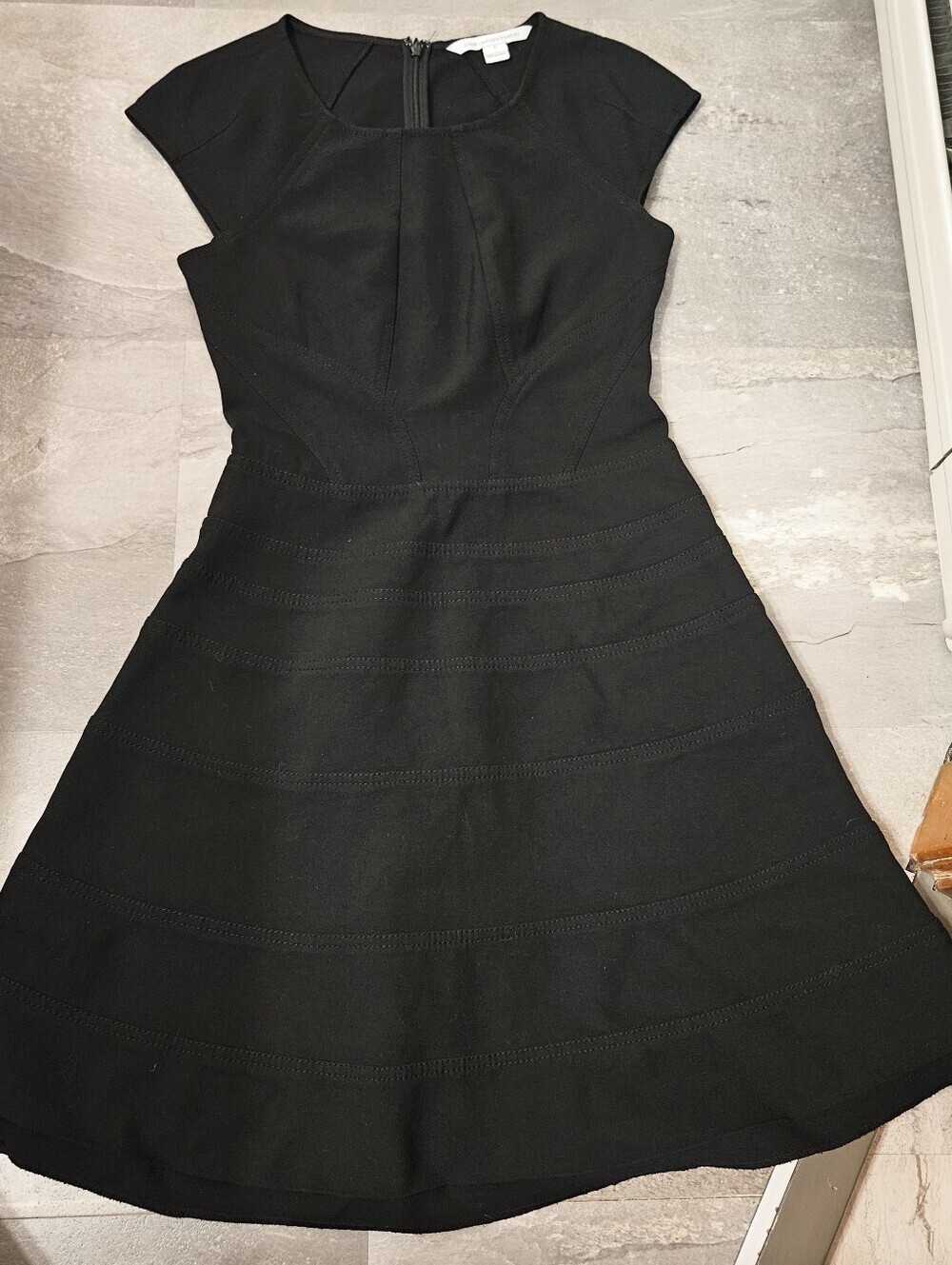 Diane Von Furstenberg "Rebecca" Black Cap-Sleeve Fit & Flare Mini Dress. 4 US.